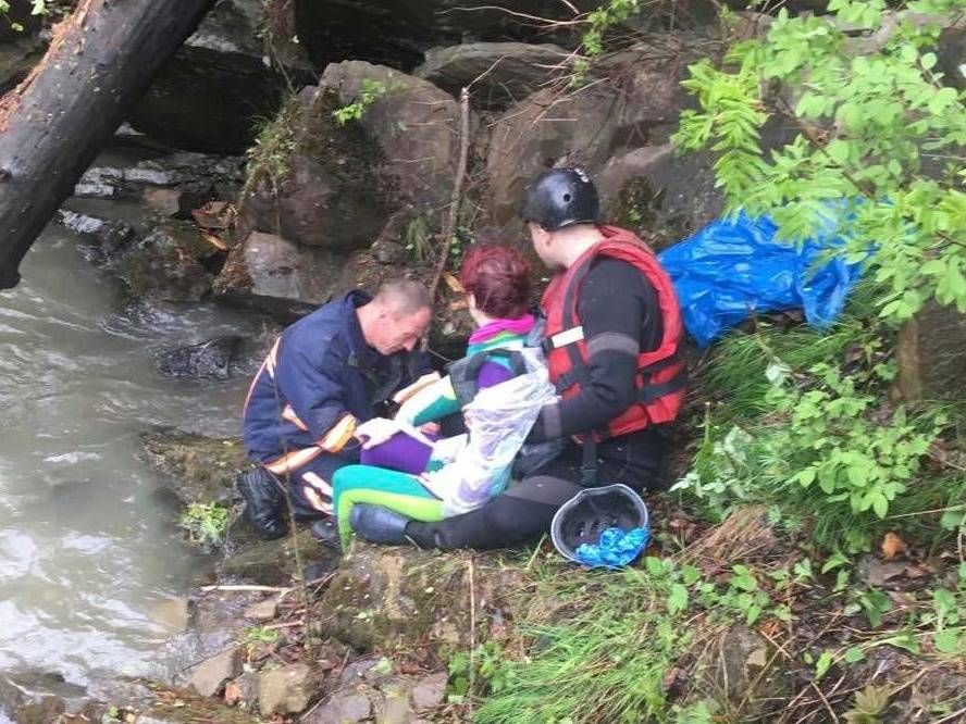 У Карпатах вантажівка з туристами з 40 метрів впала в річку: троє загинули