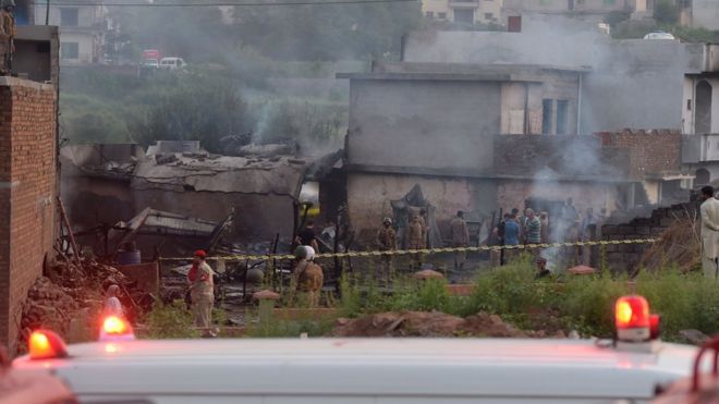 Кількість загиблих у Пакистані через падіння літака на житлові будинки сягнула 18