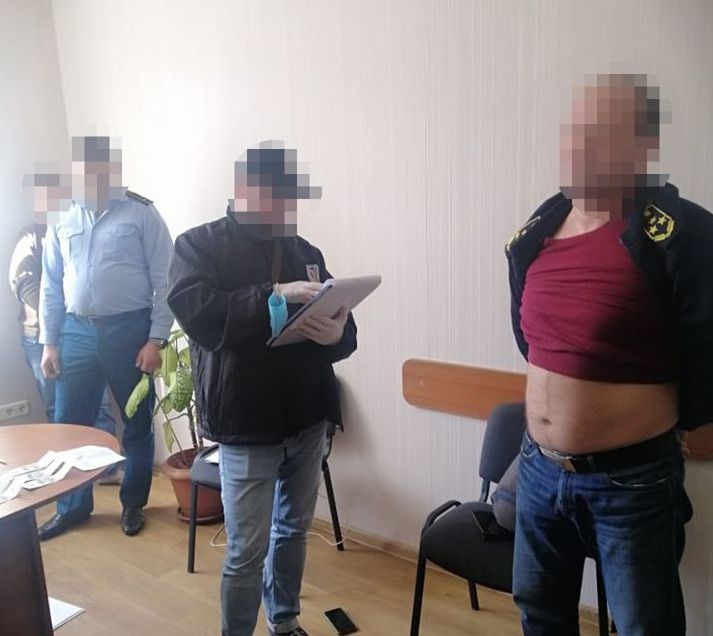 Начальник відділу митного посту «Чорноморськ» затриманий під час отримання хабаря.