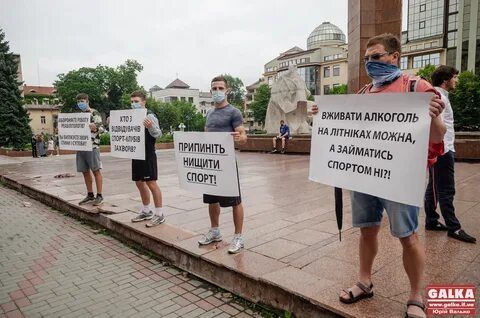 Івано-Франківська область знову посилює карантин: люди мітингують