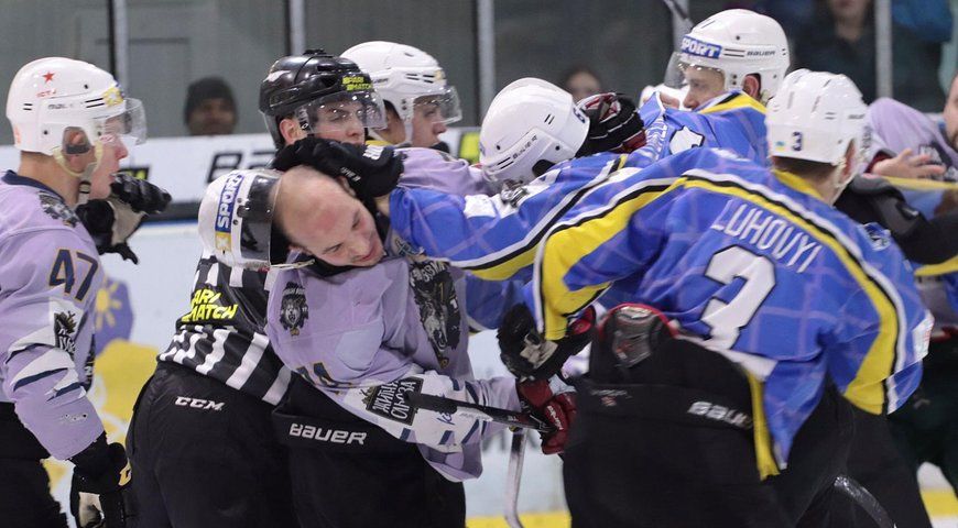 Хокеїсти українських клубів влаштували побоїще на льоду, відео
