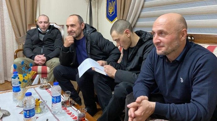 Диво на Різдво: четверо звільнених українських моряків повернулись додому з Лівії