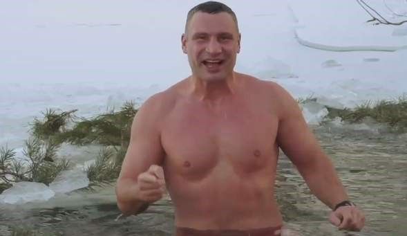 Віталій Кличко пірнув у ополонку в парку Дружби Народів, відео