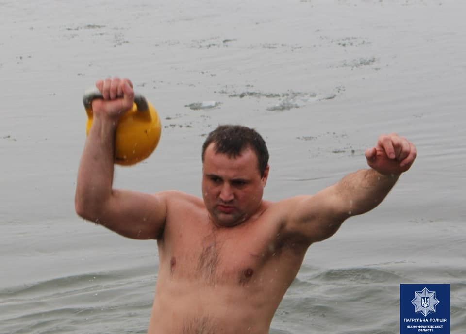 У Івано-Франківську патрульний Олександр Точенніков встановив рекорд з підіймання гирі у крижаній воді