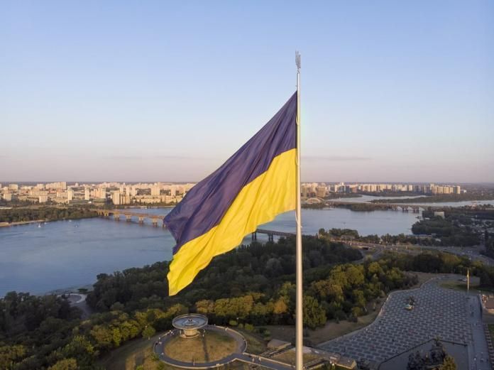 Найбільший прапор України приспустять