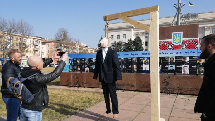 До Дня спротиву окупації Криму у Херсоні «стратили» опудало Путіна