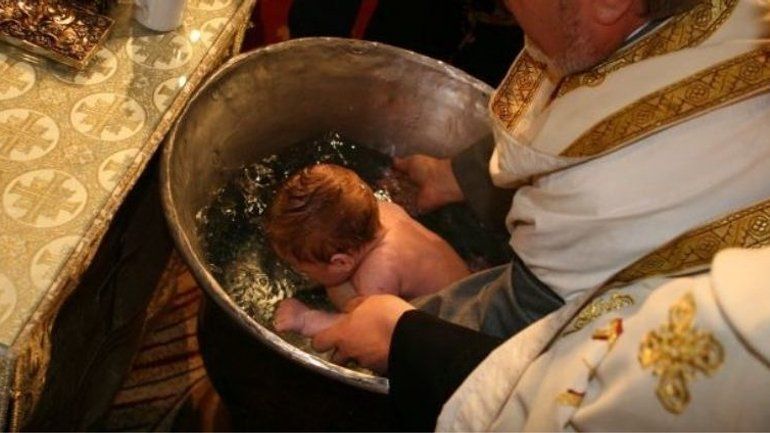 Румунський Патріархат не буде змінювати практику хрещення навіть після інциденту із загибеллю немовляти