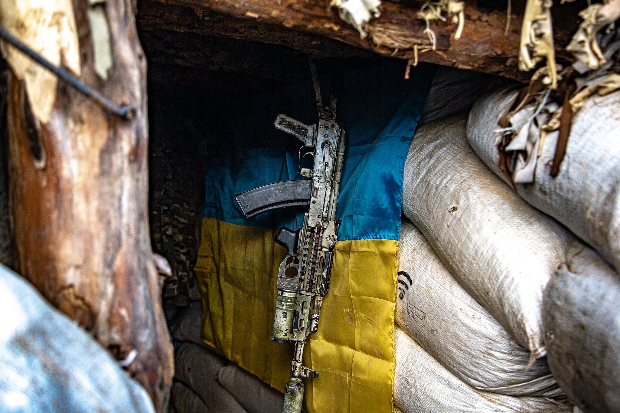 Під Мар'їнкою ворожий снайпер поранив захисника України: він у важкому стані