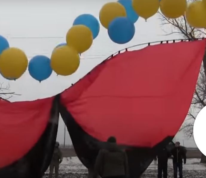 З Мар’їнки до Макіївки: над ОРДО пролетів червоно-чорний прапор, відео