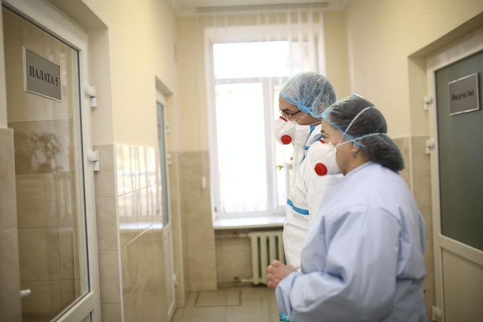 Україна опинилася на третьому місці у Європі за кількістю інфікованих коронавірусом