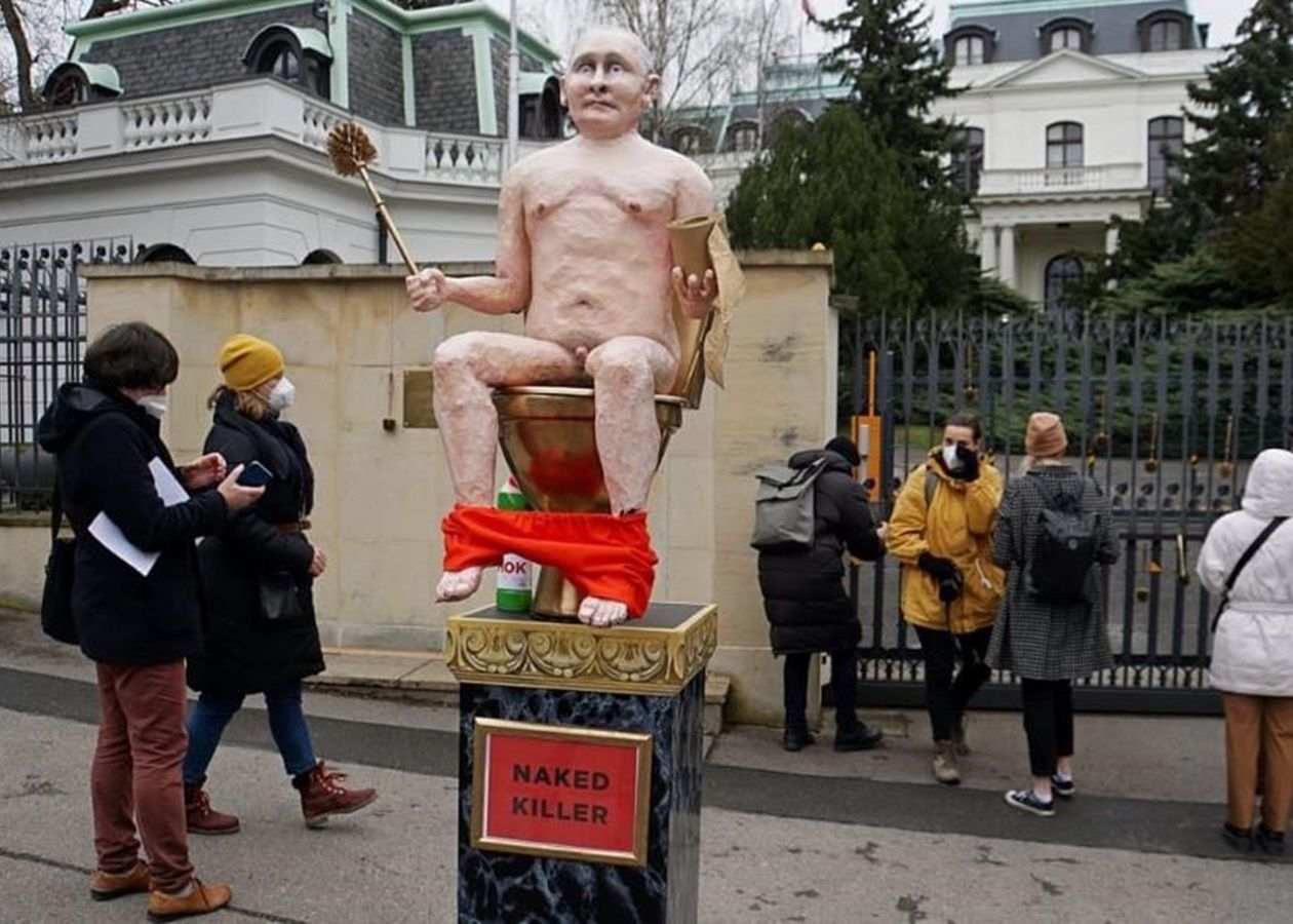 Голий вбивця: у Празі висміяли Путіна на золотому унітазі