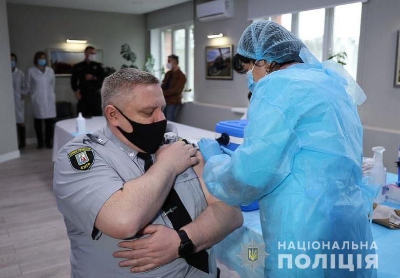 Аваков закликав вакцинуватися усіх співробітників МВС