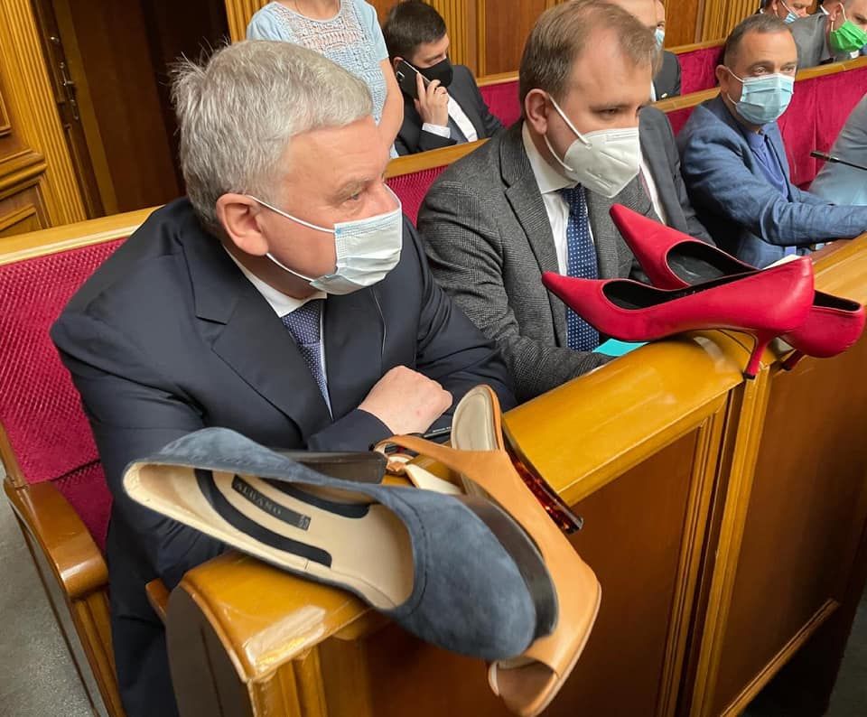 Депутатки Ради подарували туфлі міністру оборони на знак протесту