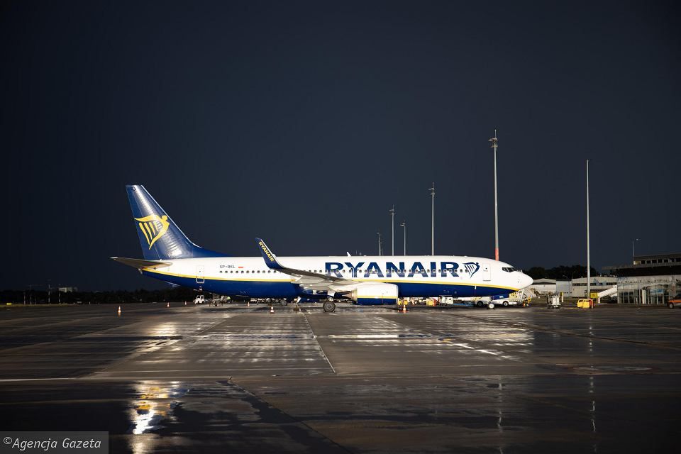Пілот Ryanair  не пустив  українців у літак