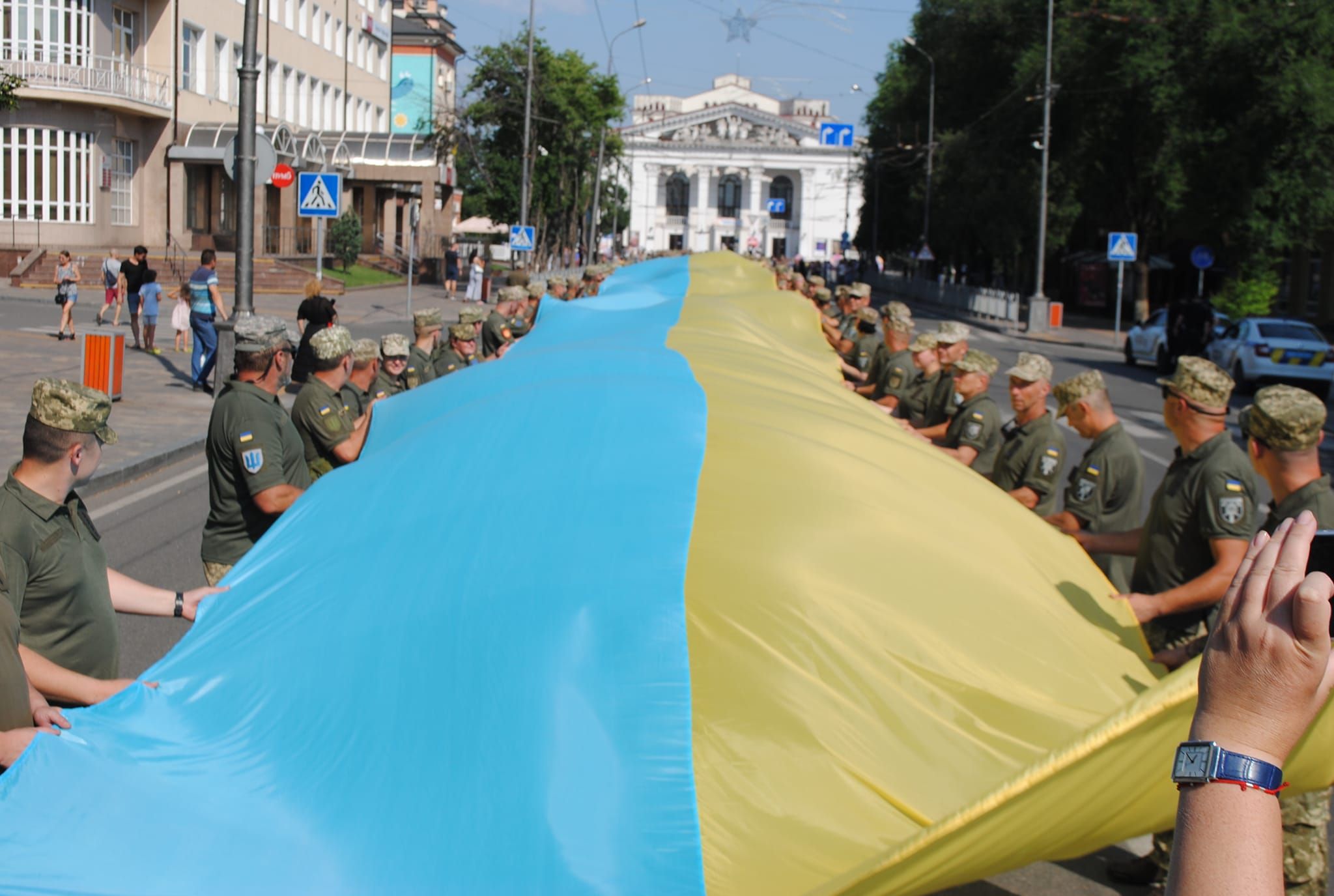 У Маріуполі рекордна кількість бійців розгорнула прапор України, фото