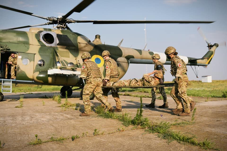 Українські та британські військові відпрацювали аеромедичну евакуацію