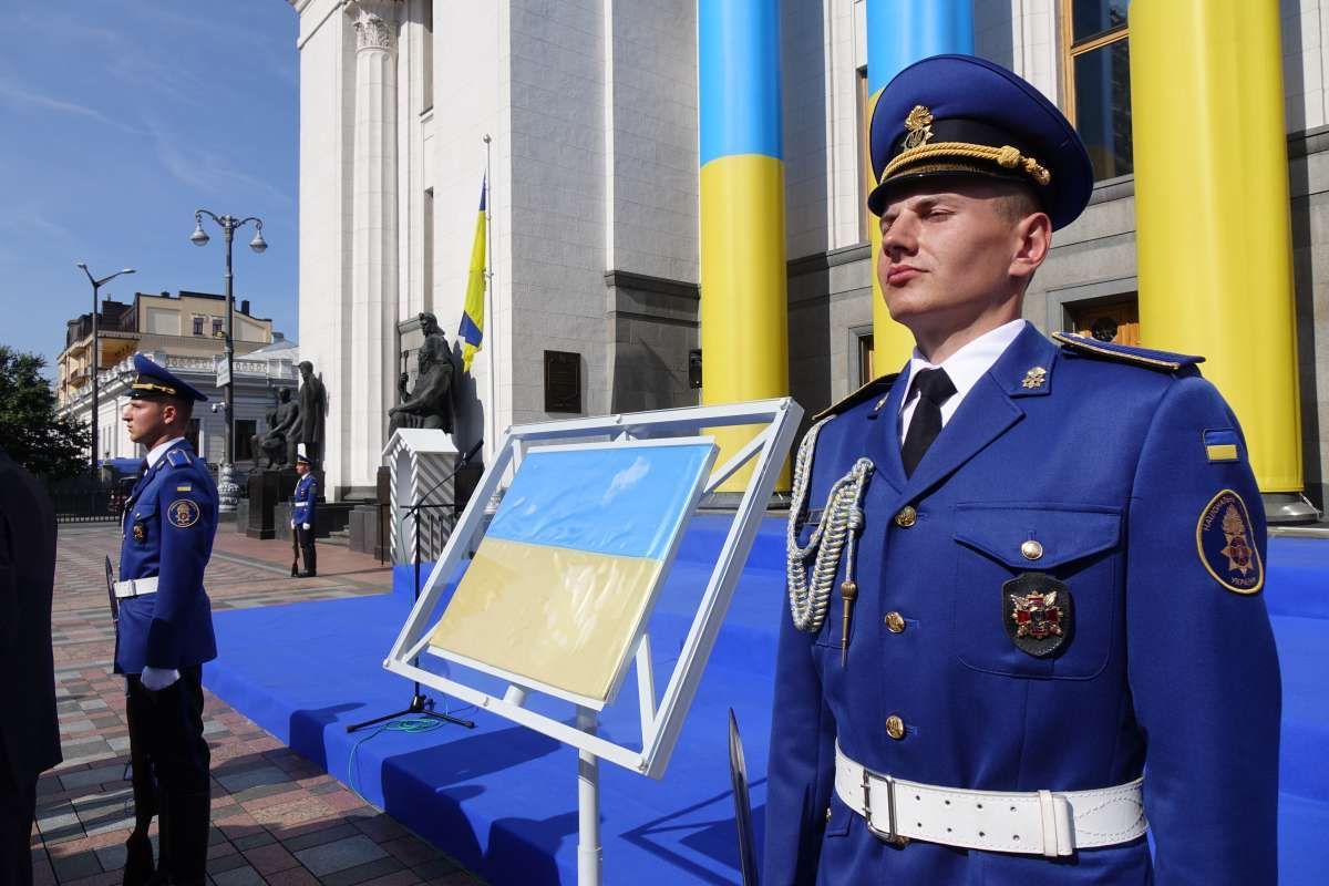 Прапор Незалежності України урочисто встановили перед Радою