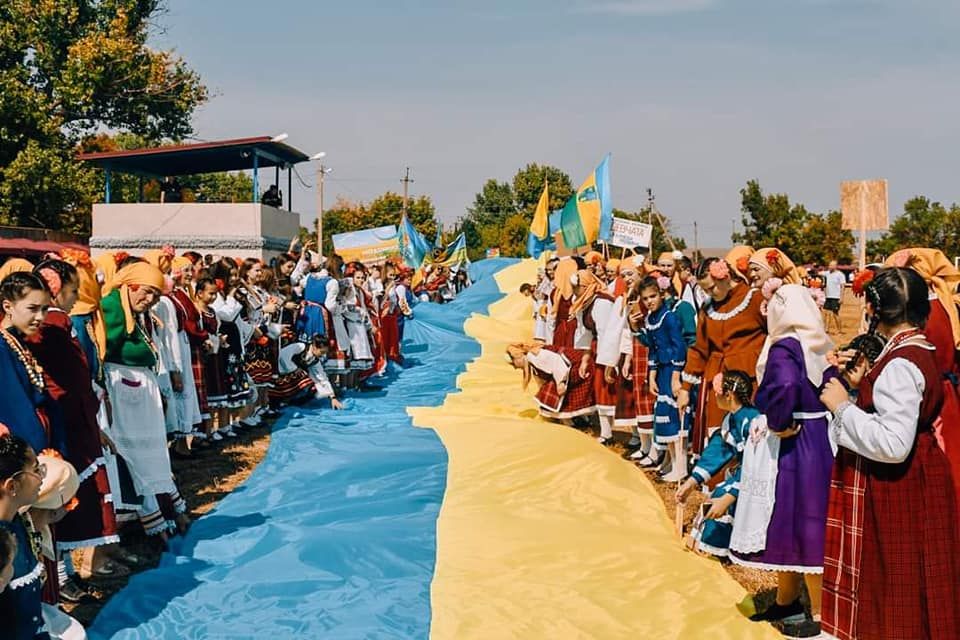 Тризуб із домотканих доріжок і 100-метровий прапор прикрасили фестиваль Bessarabiya Folk-2021