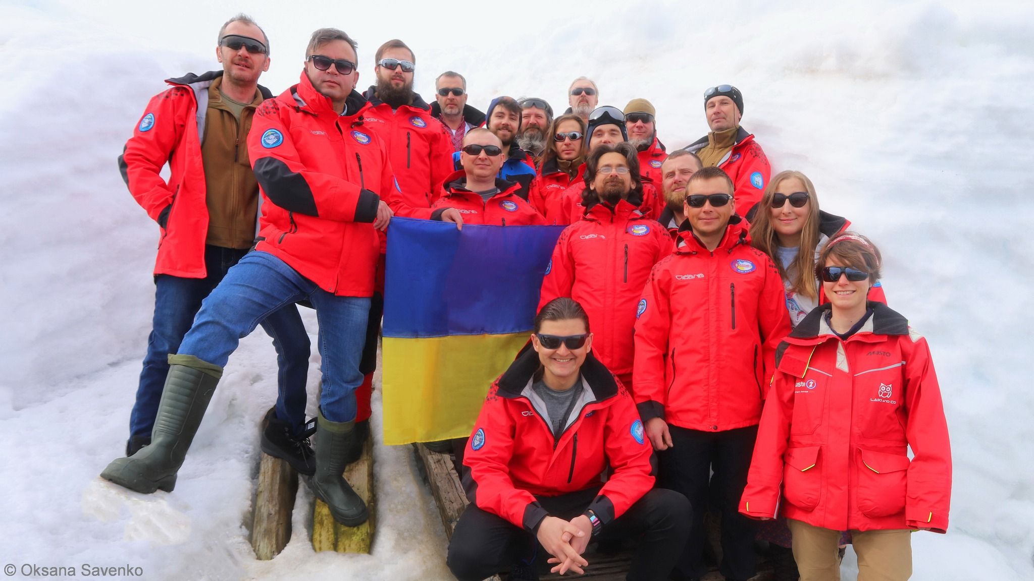 Полярники станції «Академік Вернадський» утворили ланцюг єдності у сніговому тунелі