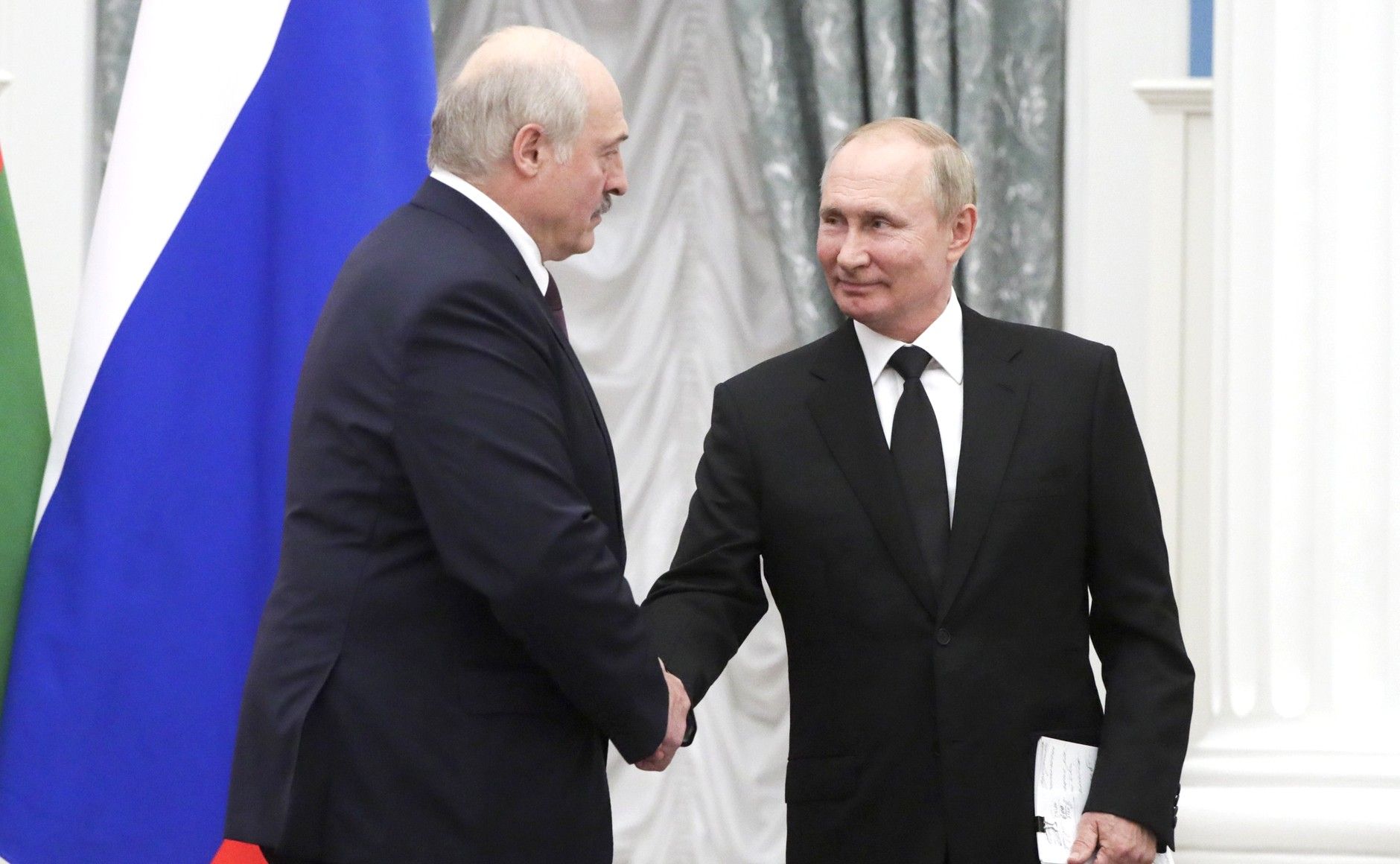 Лукашенко узгоджує свої дії виключно з Путіним.