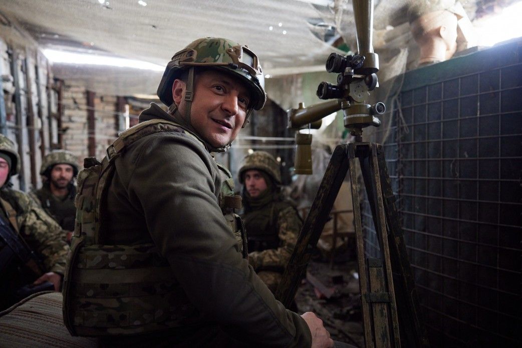 Зеленський серед військових на Донбасі під час робочої поїздки.