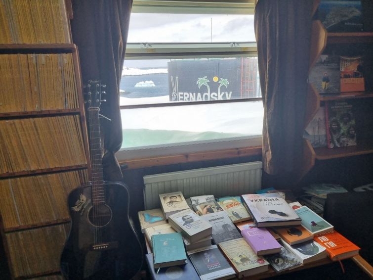 Книги в Антарктиду: на українській станції оновили бібліотеку