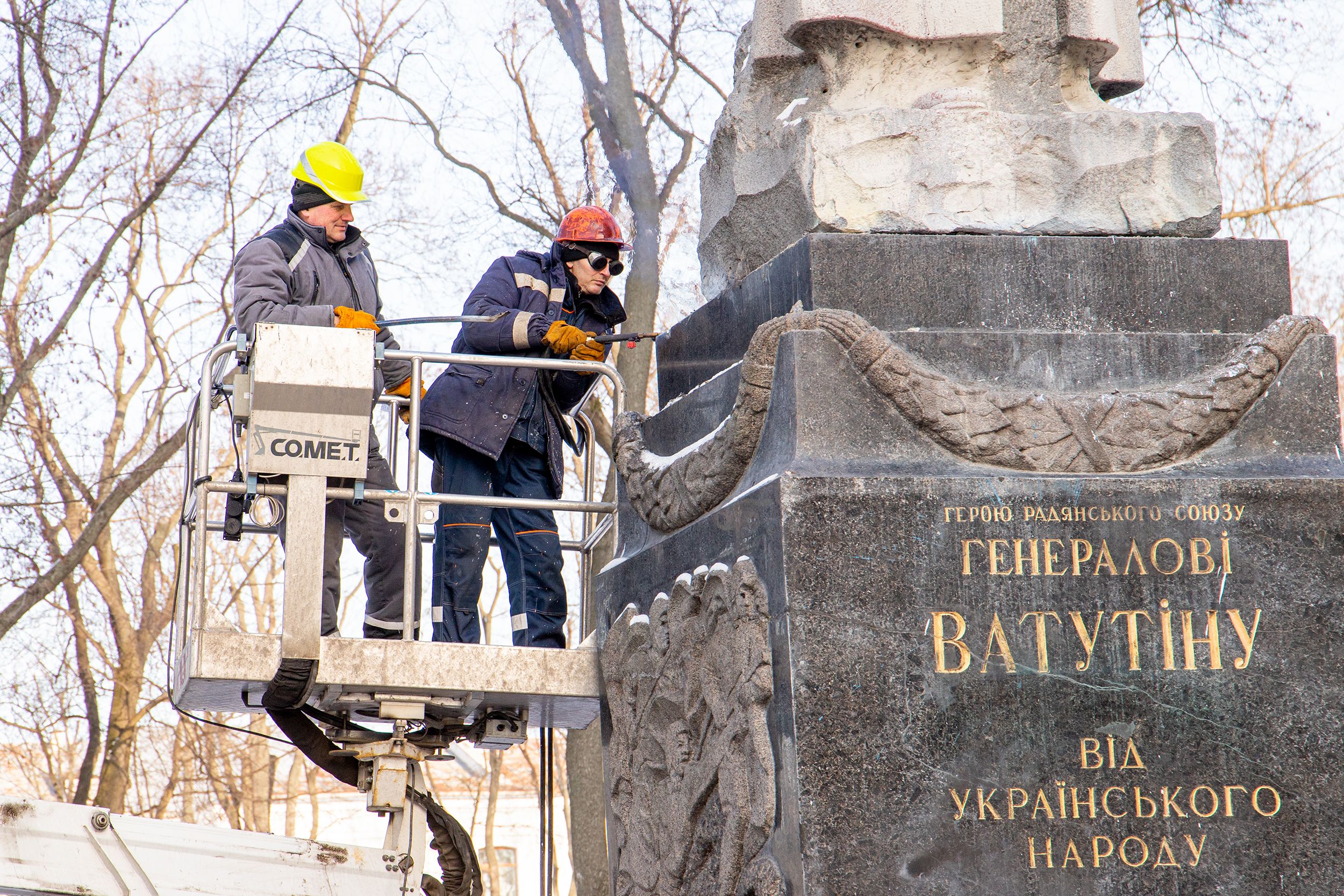 Після демонтажу пам'ятника Ватутіну в урядовому кварталі мають перепоховати і його прах.