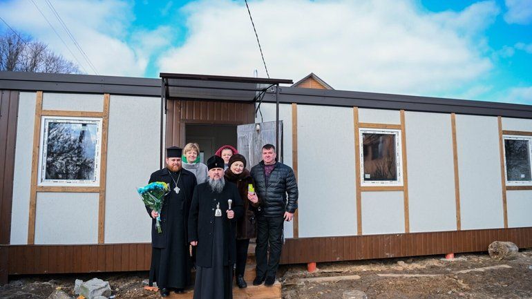 Епіфаній освятив і передав 50 родинам тимчасове житло на Київщині