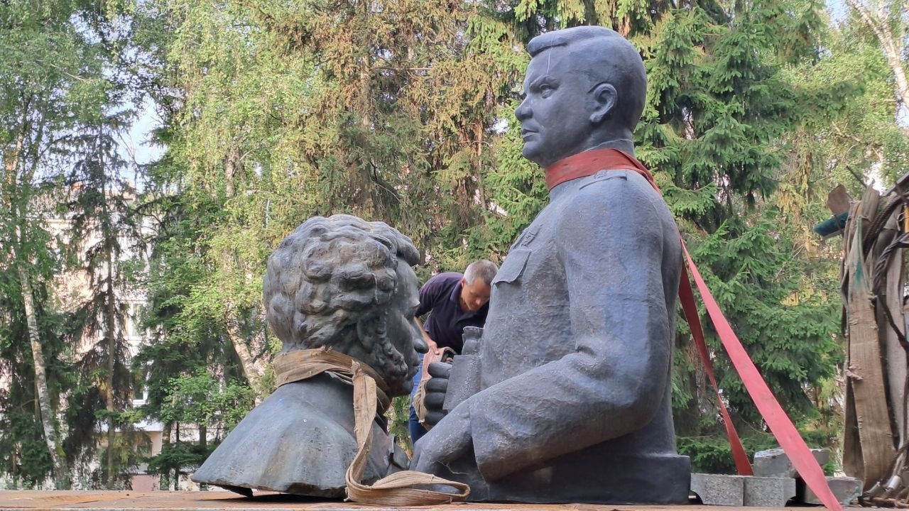 Геть з Полтави: пам’ятники Пушкіну та Ватутіну демонтували