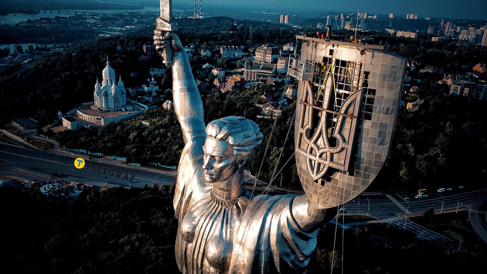 Україна-мати: на щит монумента встановили Тризуб, фото