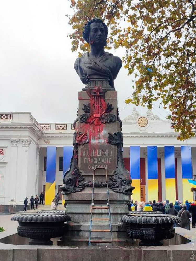 Пам’ятник імперському поету Пушкіну, який певний час працював в Одесі, споруджено у 80-х роках XIX століття.