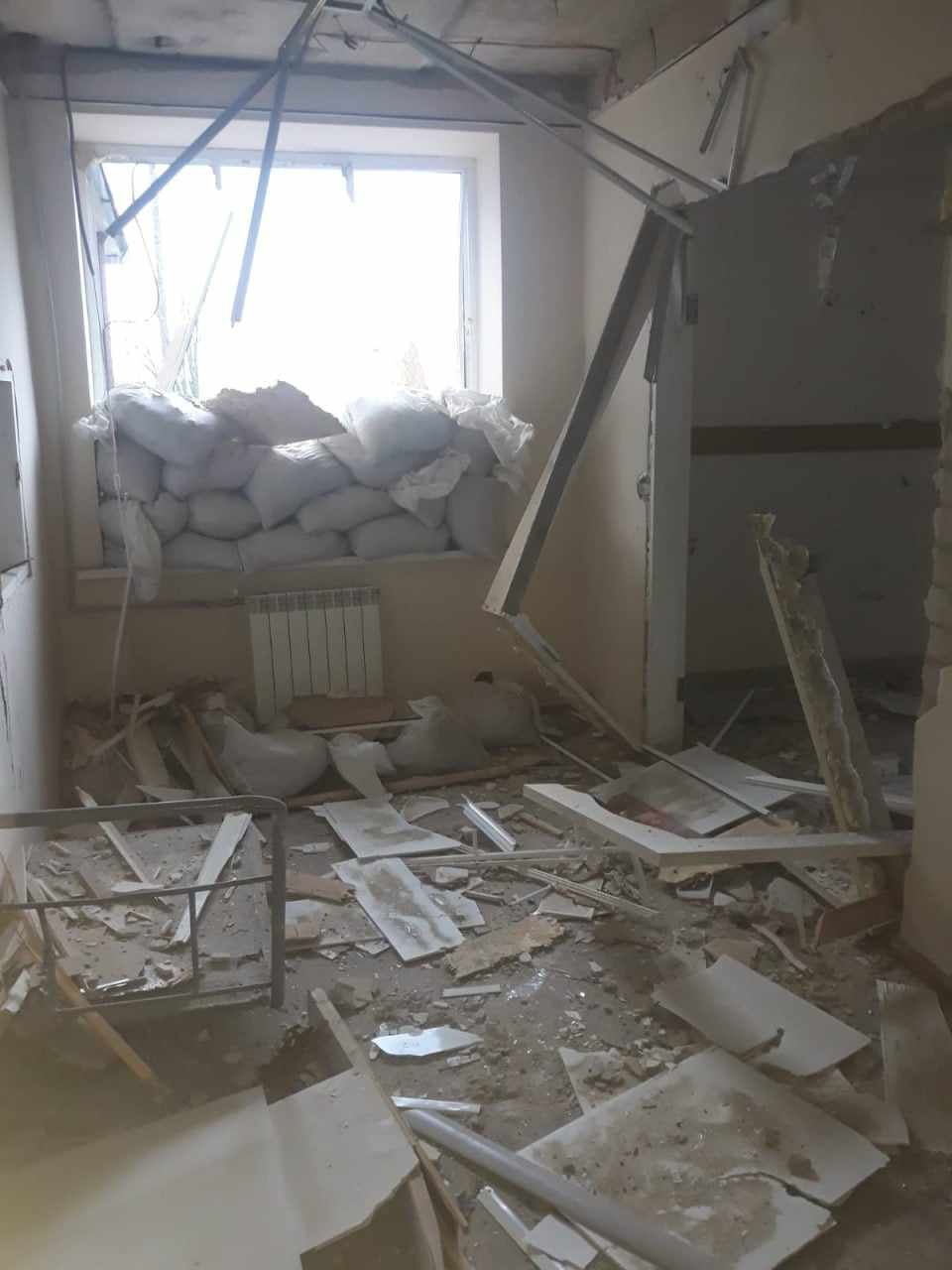 Рашисти вгатили безпілотником по лікарні в Бериславі, є постраждалі