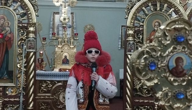 Співала на вулиці й у церквах: незряча школярка з Львівщини зібрала два мільйони для ЗСУ