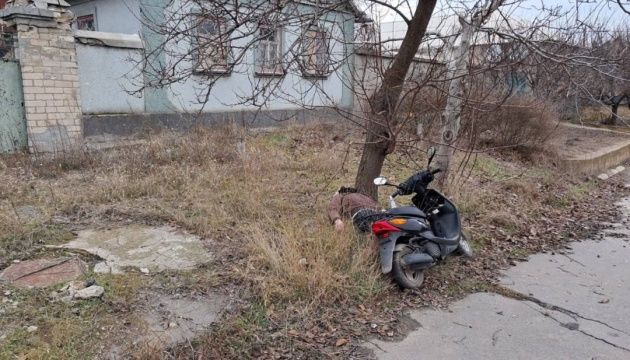 Військовий злочин: у Бериславі рашисти скидом вбили цивільного на мопеді
