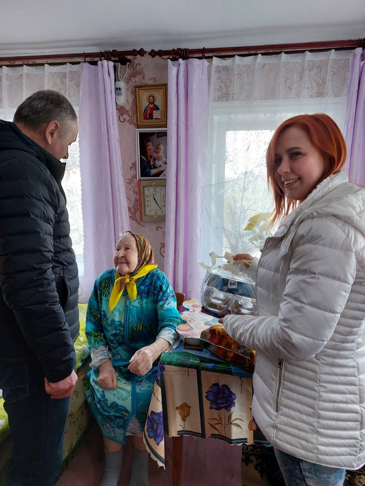Ювілярка Євдокія Бондаренко у день  народження зустрічала гостей  із сільської ради.