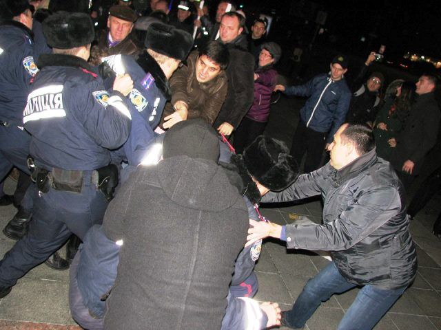 Перед судом постануть четверо екскерівників підрозділів міліції за силовий розгін акцій протесту в Черкасах.