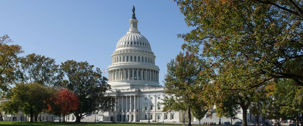 Сенат США затвердив бюджет за кілька годин після того, як фактично гроші на функціонування уряду закінчилися.