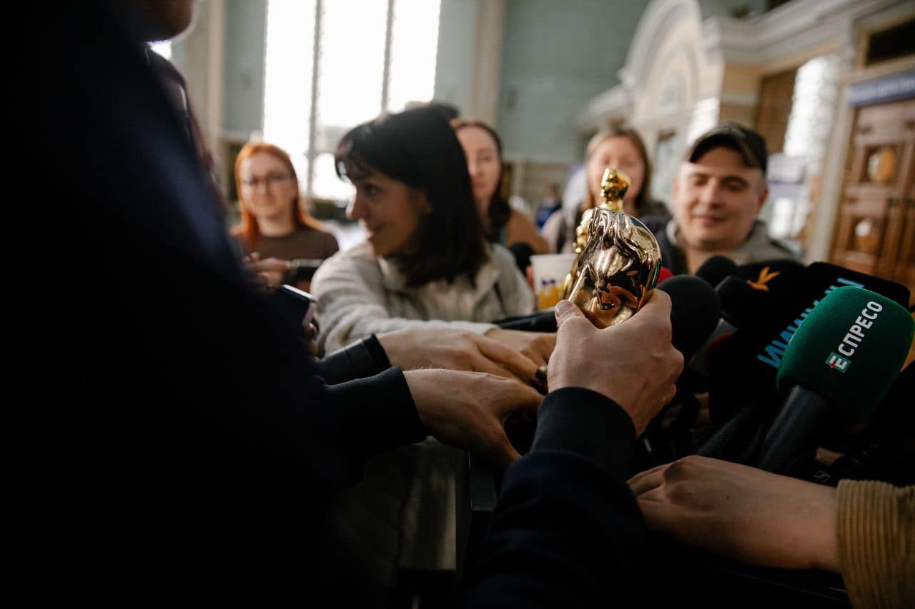 Мстислав Чернов привіз до Києва перший український «Оскар», фото