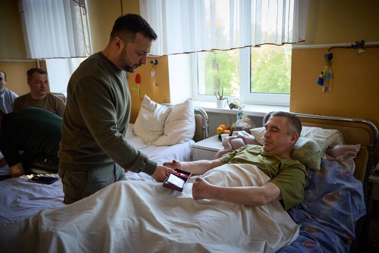 Президент України нагороджує бійців у Хмельницькому госпіталі.